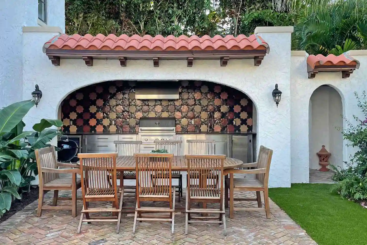 Transforming Homes With Tailored Outdoor Kitchen Benefits